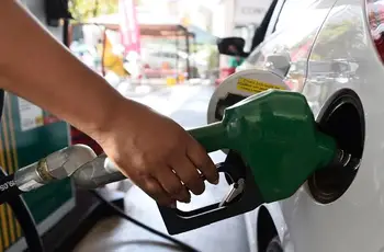Bolsonaro negocia com parlamentares proposta para reduzir preço dos combustíveis