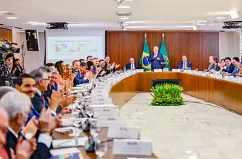 Com queda na popularidade, Lula reúne ministros nesta segunda