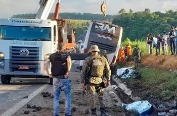 Ônibus de turismo do Rio de Janeiro tomba em rodovia na Bahia e deixa 8 mortos e 23 feridos