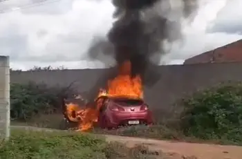 Santo Estêvão: Mulher é rendida, tem carro roubado e incendiado em seguida; veja vídeo 